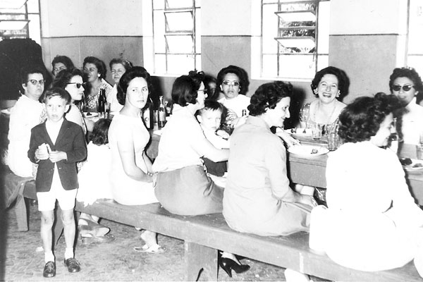 Outra colaboração do leitor e amigo Sebastião Reis de Oliveira. Mostra uma reunião de algumas domadoras do Lions Clube Franca-Centro, no ano de 1958. Aí aparecem, de costas: Dirce Damasceno, Tereza Nascimento Faleiros, Geraldina Lemos e Lolita Lemos Silve